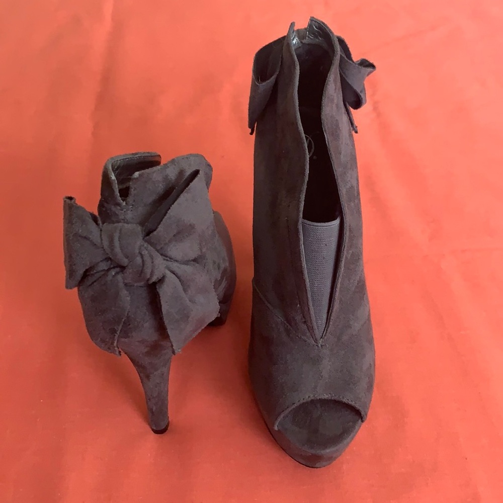 (Delicious) Grey peep toe platform booties
